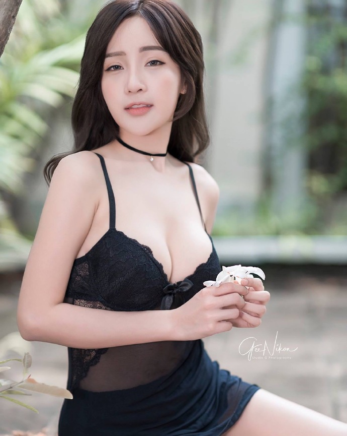 清纯的小可爱美胸高挑身材写真美女