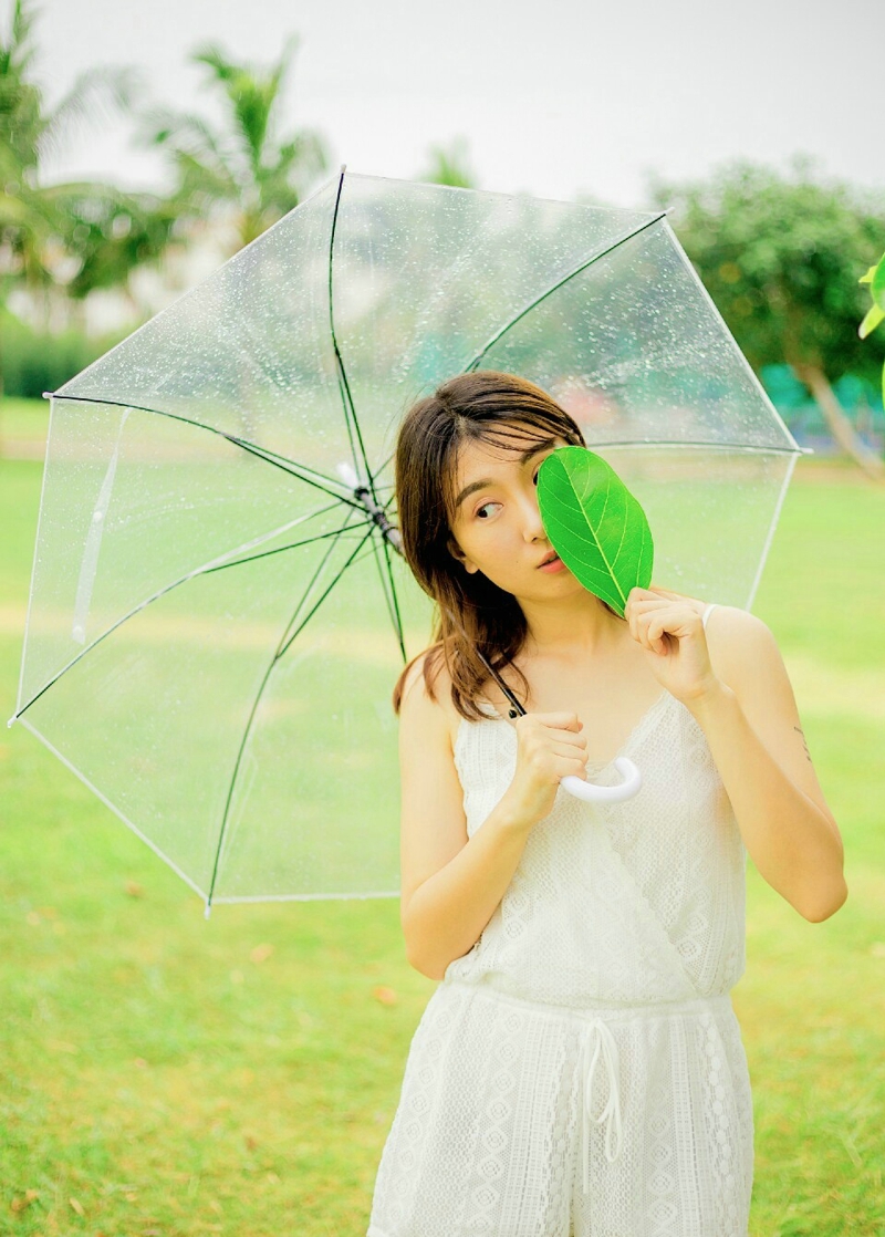 草地上野餐的甜美清纯姐妹花亮眼