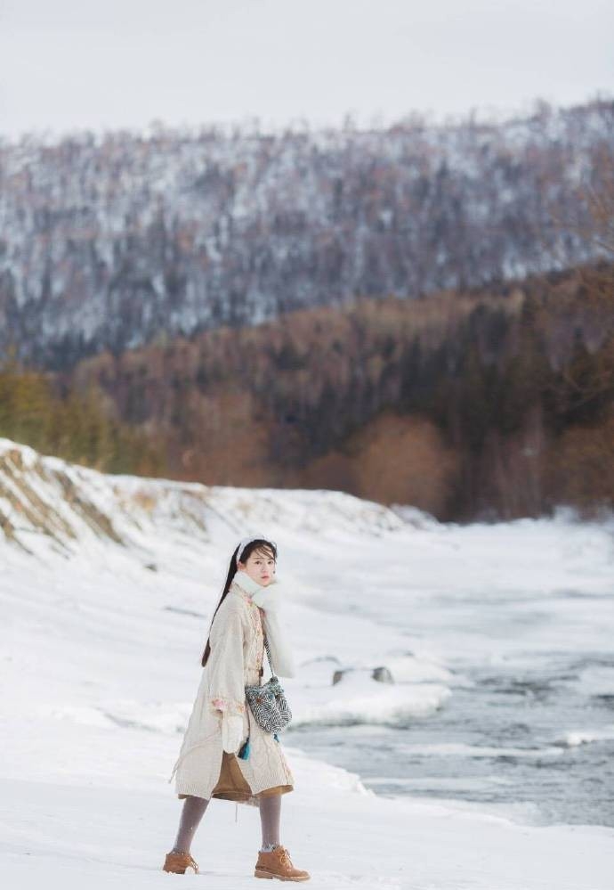 日系美女户外唯美雪地性感养眼空灵写真图片