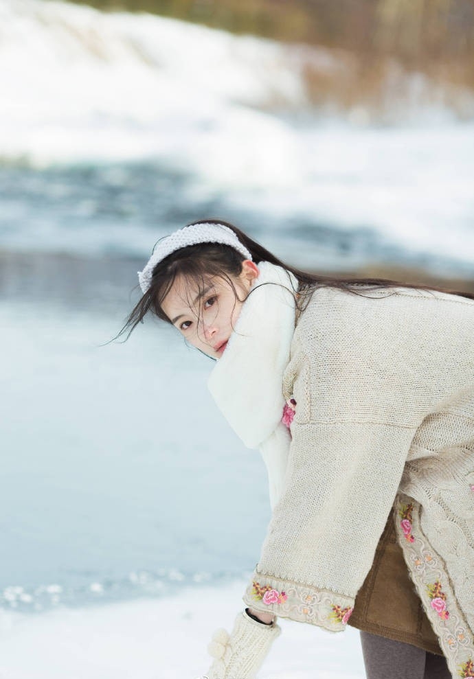 日系美女户外唯美雪地性感养眼空灵写真图片