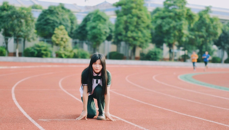 跑道上的校服美女长发飘逸清纯可爱