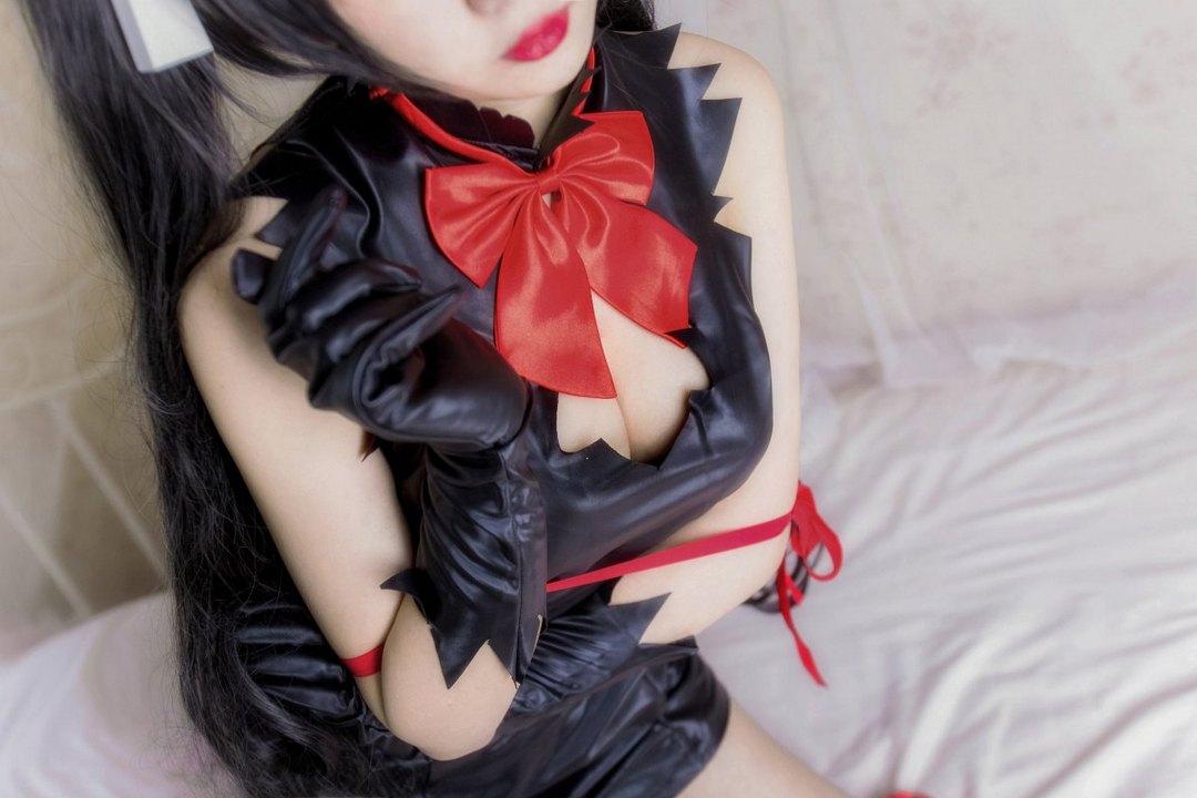 巨乳萝莉萌妹子身穿黑色低胸短裙cosplay赫斯缇雅