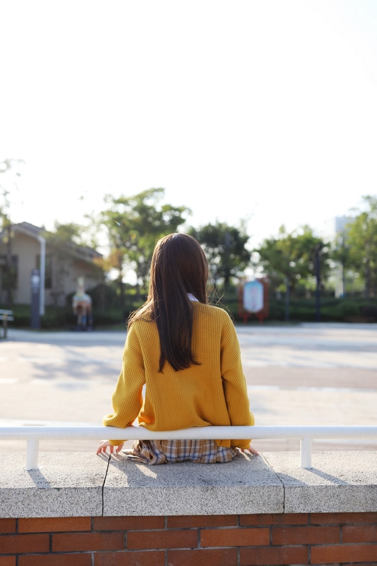 校园萌妹治愈系美女开衫毛衣户外清纯写真