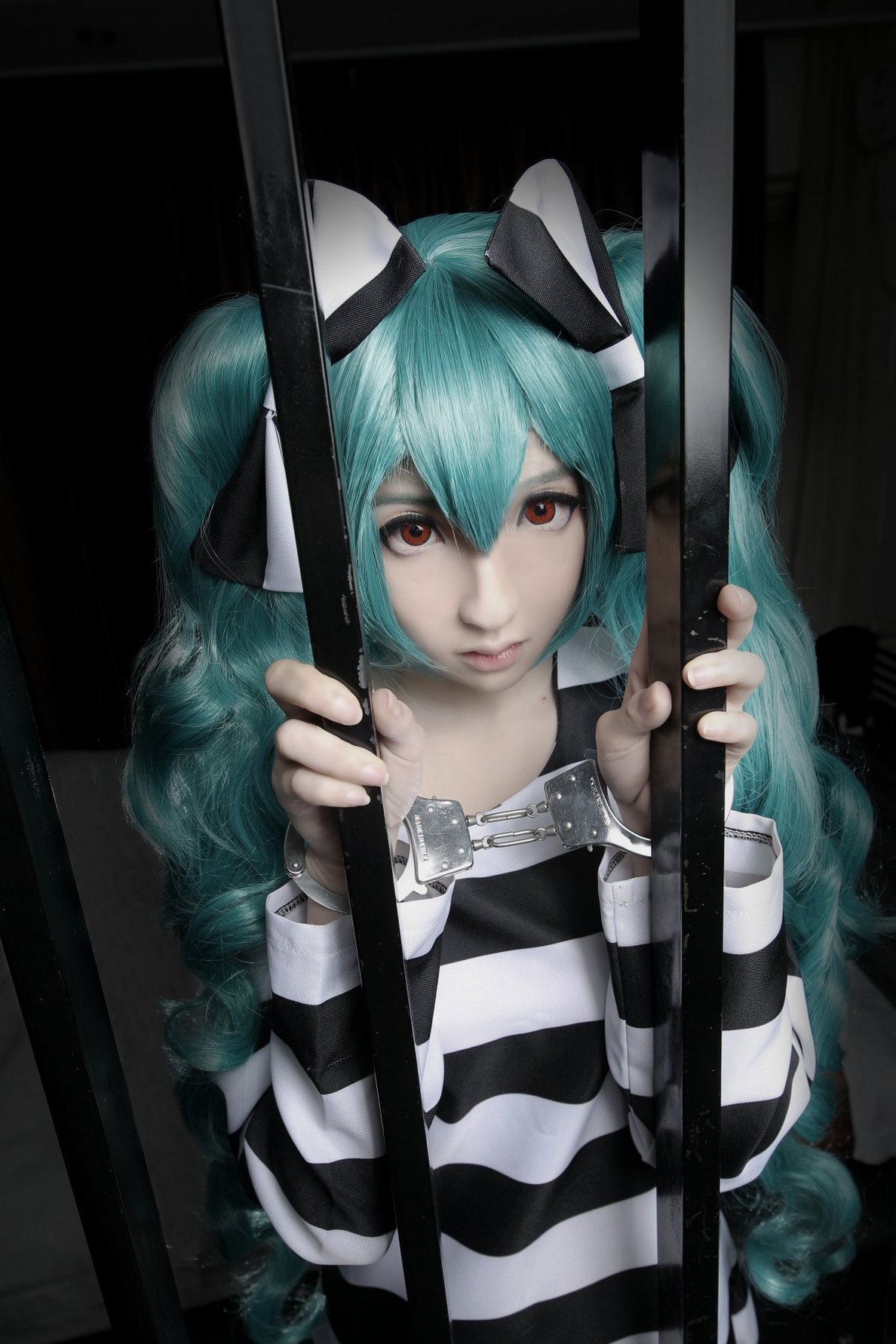 白皙美女身穿另类服饰COS动漫美女初音未来