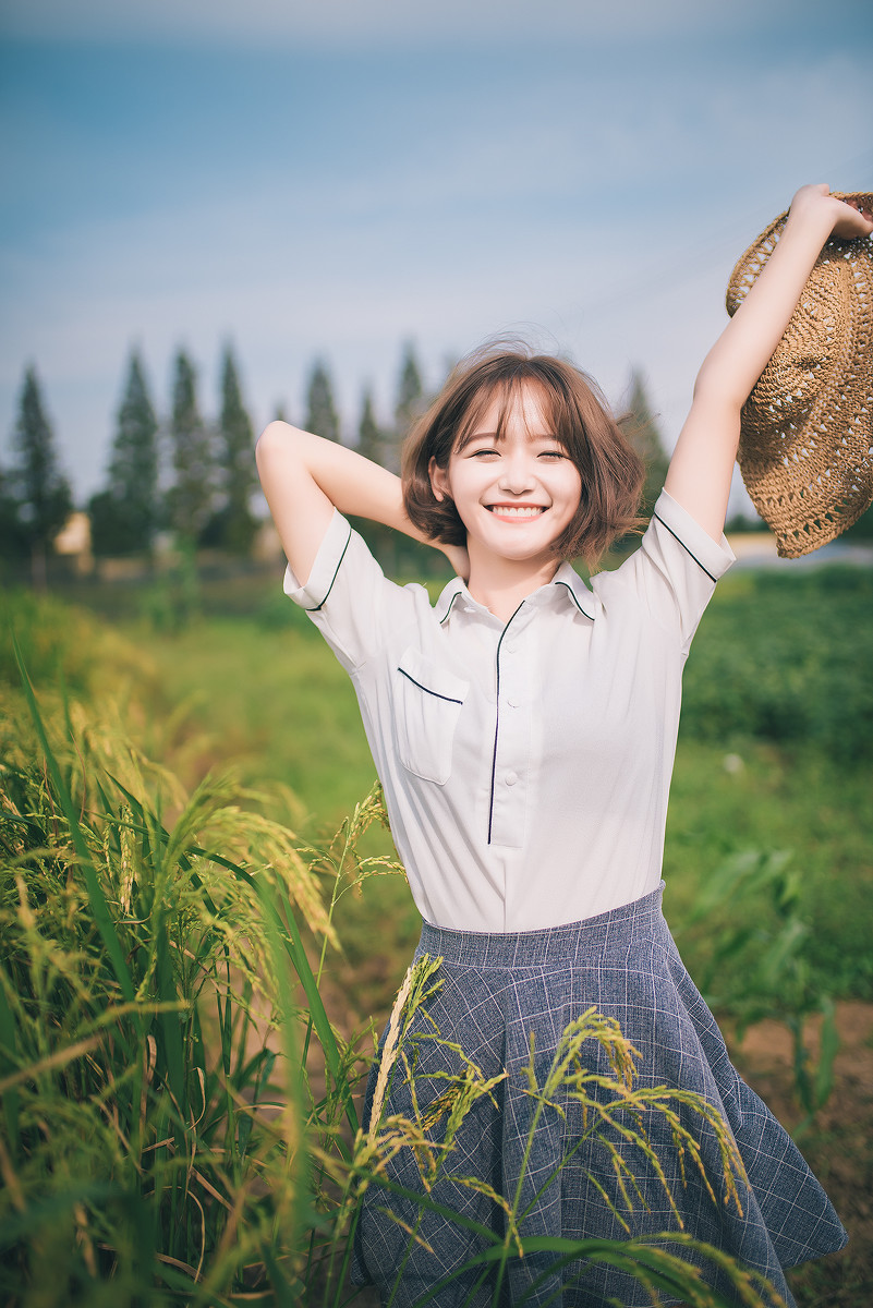 短发薄纱上衣的清纯女孩稻田甜美写真