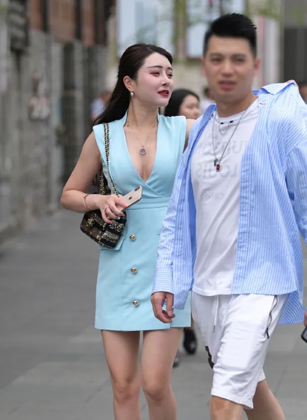 非常动人漂亮，穿蓝裙的性感美女