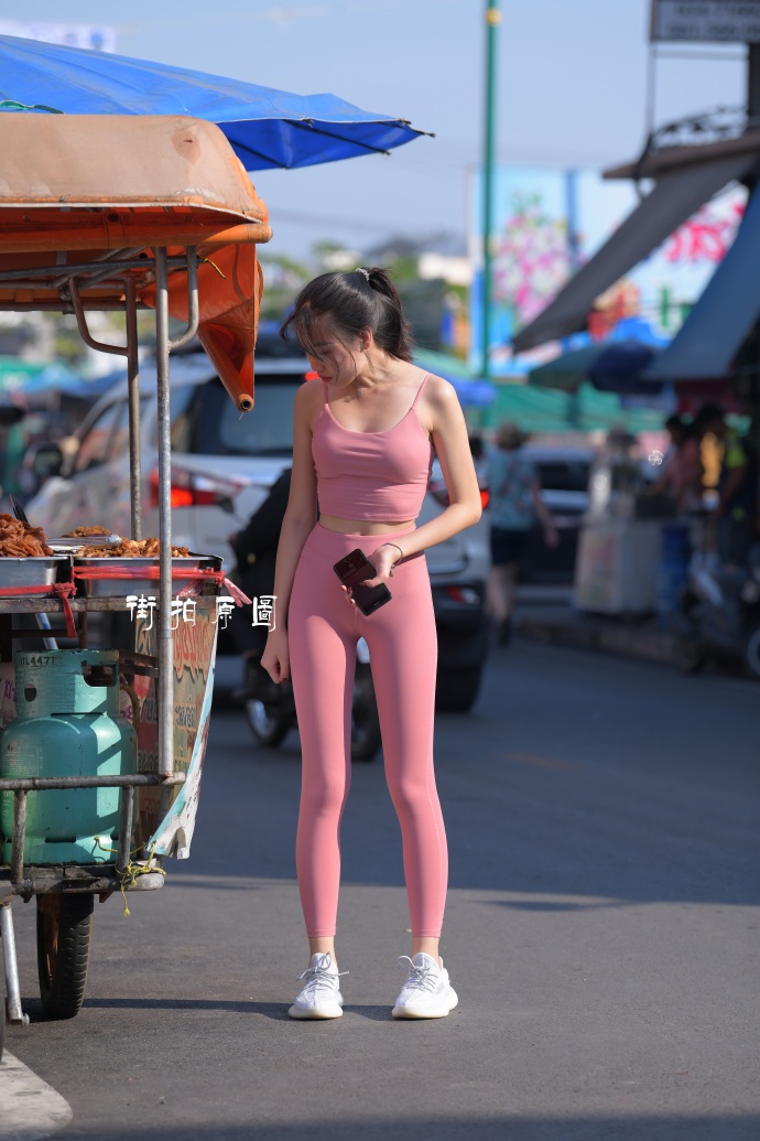 穿粉色瑜伽健美紧身裤的性感美女！