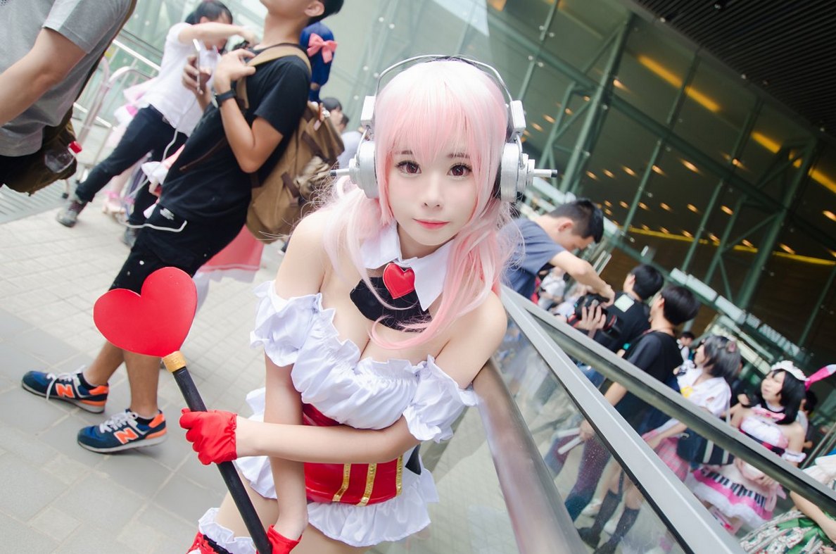 白嫩少女大露诱人美腿cosplay超级索尼子性感美图