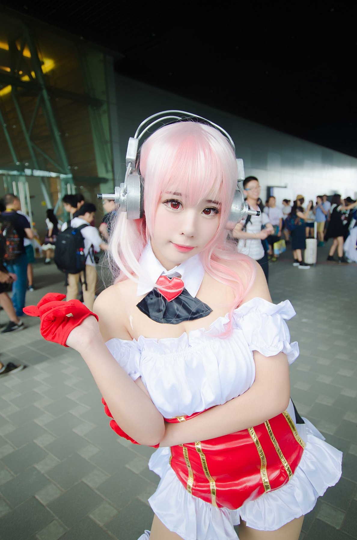 白嫩少女大露诱人美腿cosplay超级索尼子性感美图