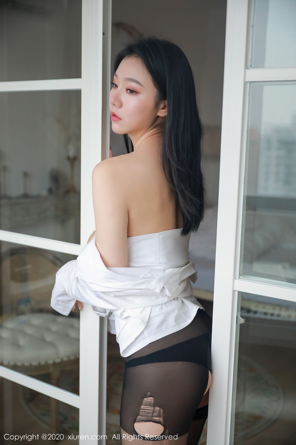 细腰长腿的午夜女人妩媚妖娆撕裂美女衣成熟自拍照