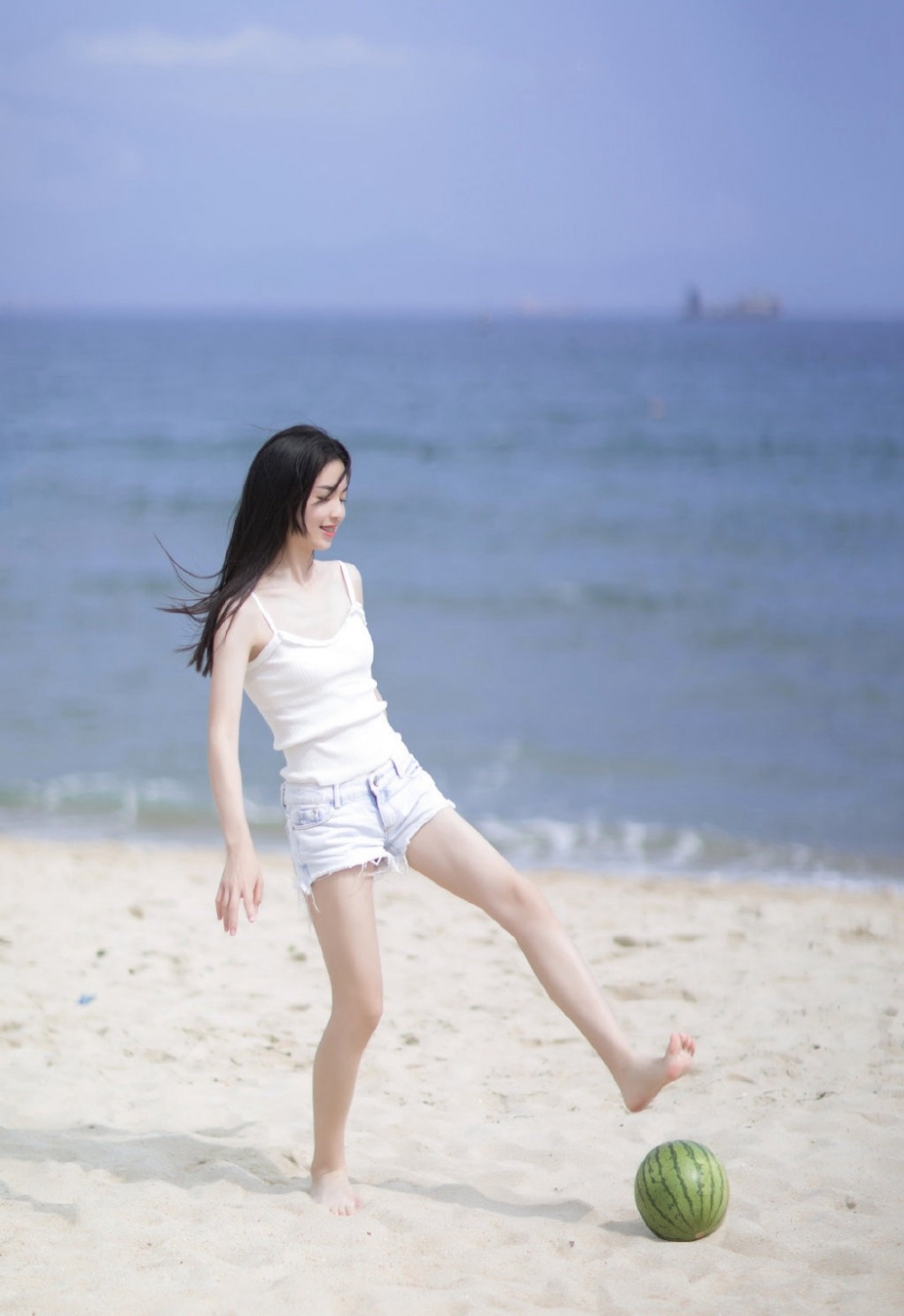 海边美女吊带热裤性感大长腿白嫩养眼福利写真图片