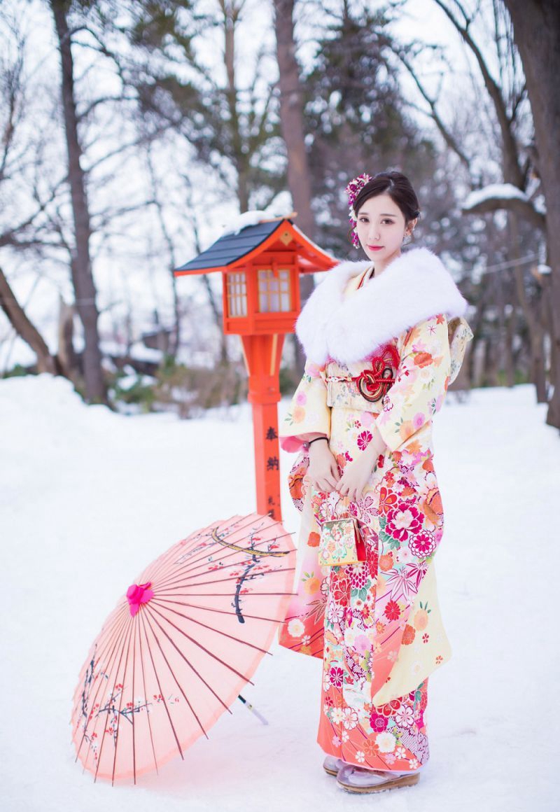 日本美女白嫩水灵动人内衣性感西西人体艺术写真