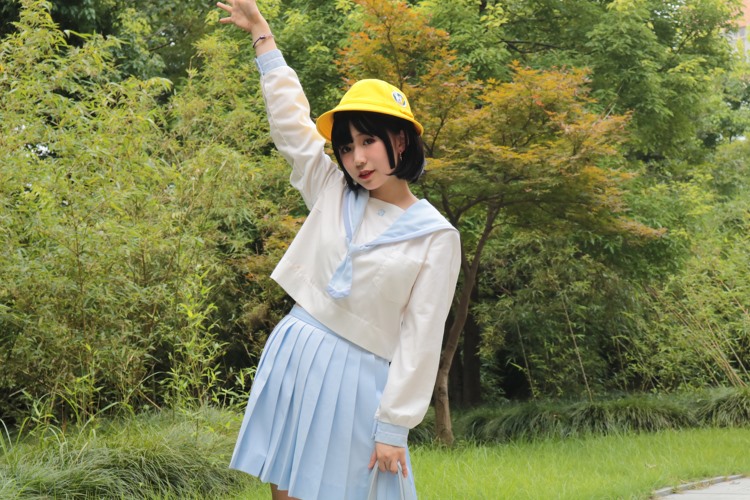可爱小黄帽萝莉户外清纯水蓝色校园制服写真