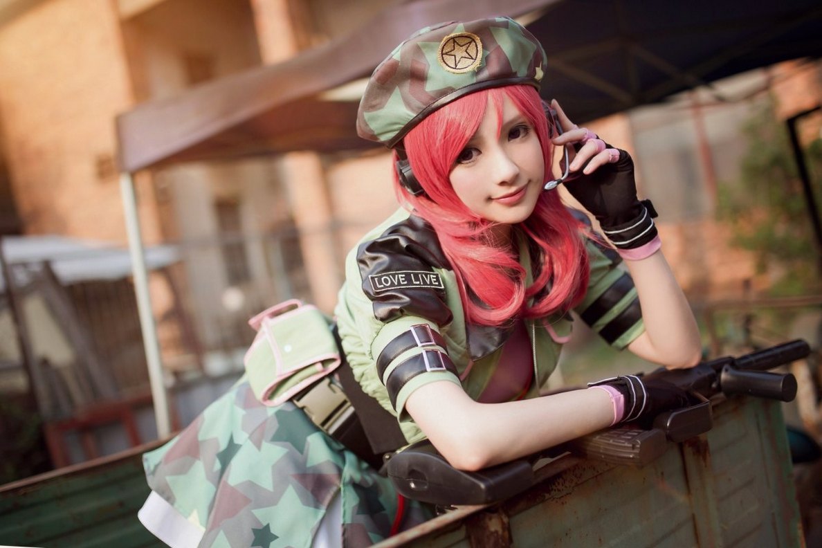 白皙美少女手持枪械身穿迷彩服cosplay十分帅气