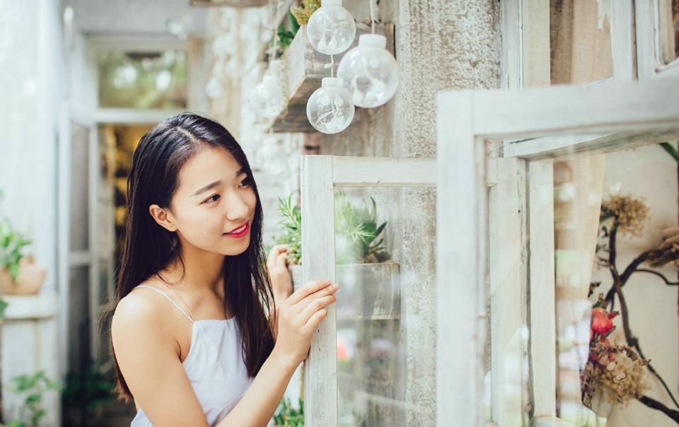 高颜值女神学生妹吊带白裙清纯写真