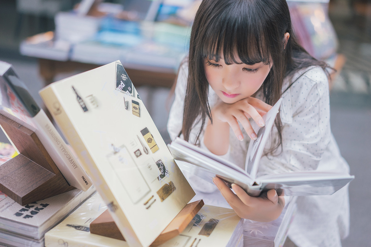 图书馆的大眼刘海清纯黑长直美少女甜美写真