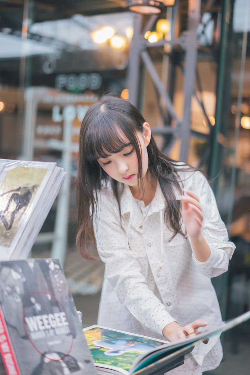 图书馆的大眼刘海清纯黑长直美少女甜美写真