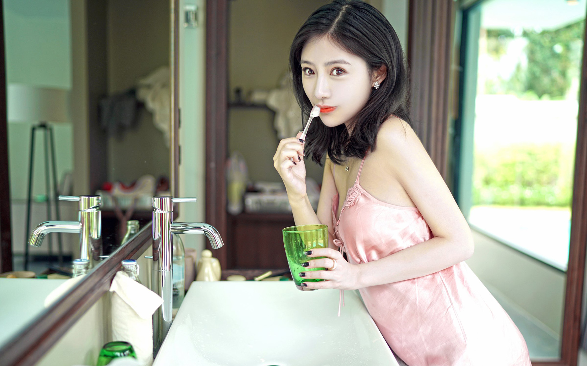 美女起床过程图片