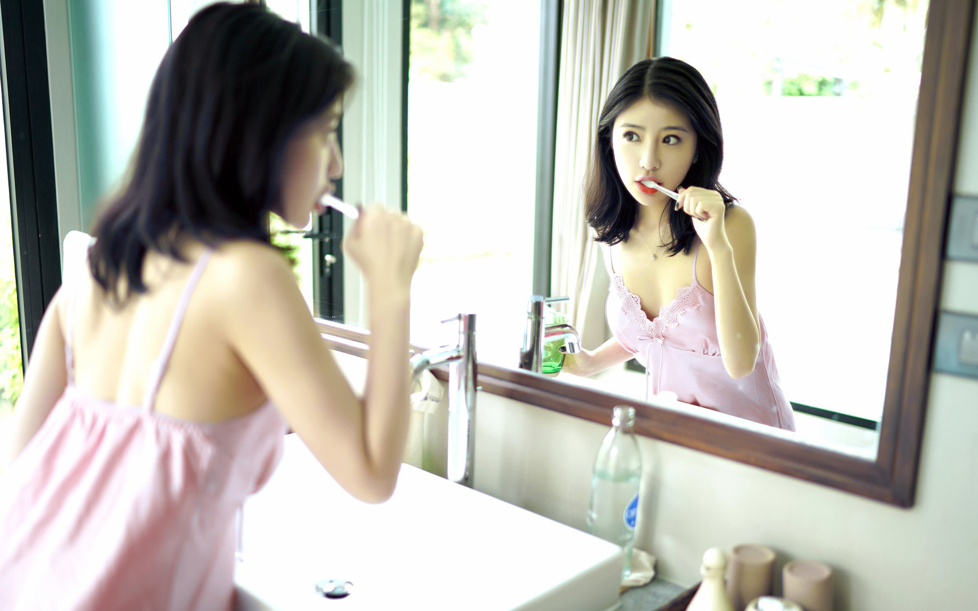 美女起床过程图片