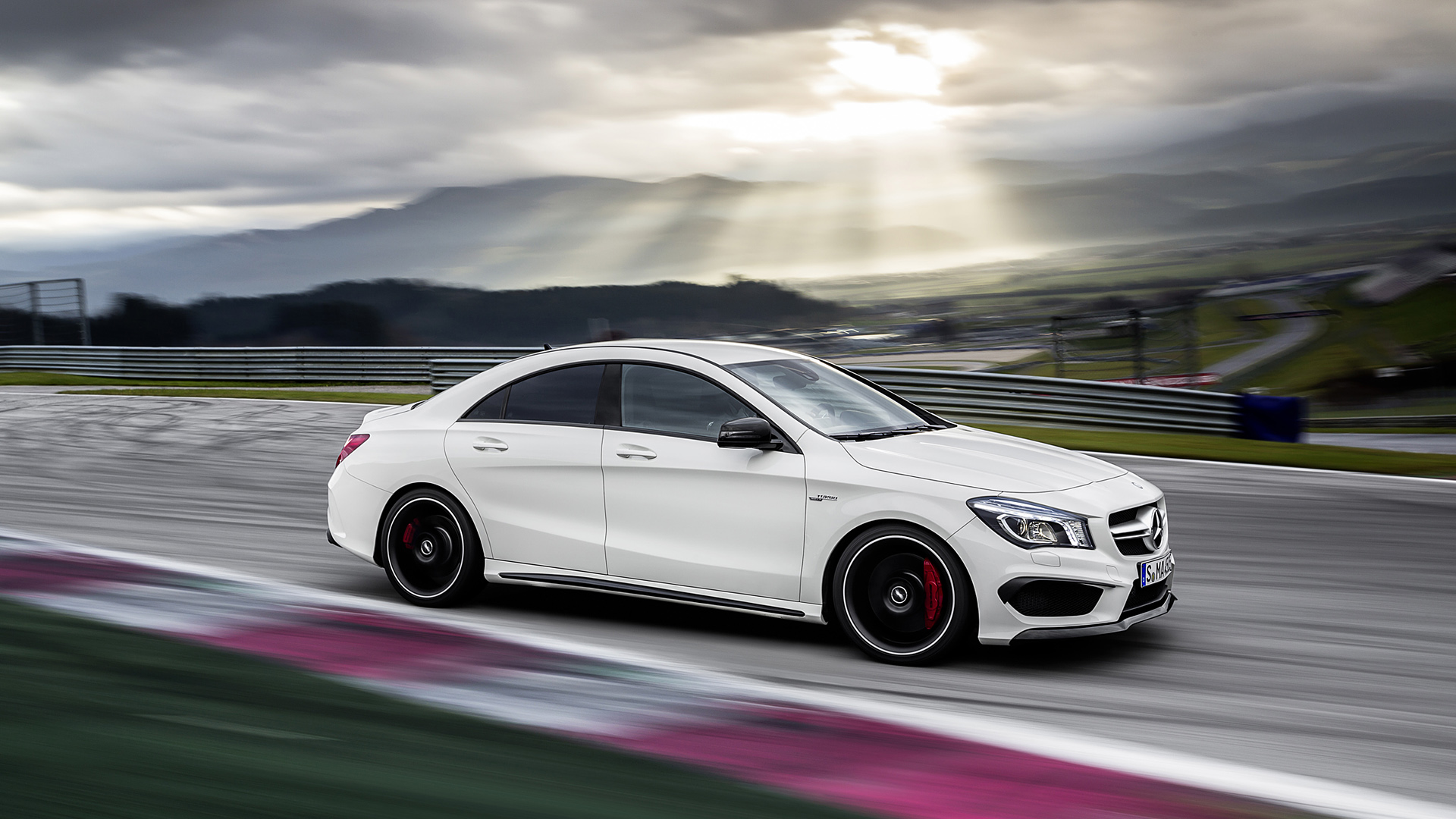 2014 Mercedes-Benz CLA45 AMG奔驰壁纸