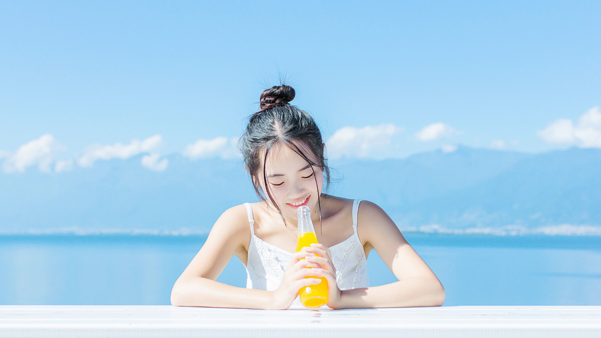 白色吊带装清纯女孩阳光温馨迷人写真