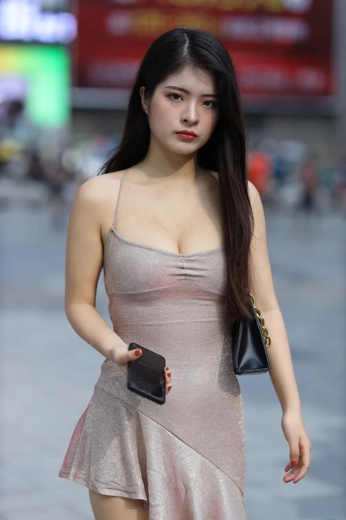 一袭长发，身材丰腴的性感美女