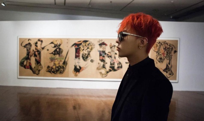 BIGBANG权志龙办美术展 变红发艺术家_0