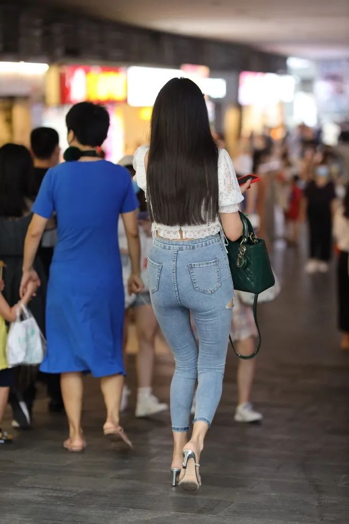 长发飘飘，牛仔长裤排除买早餐的美女