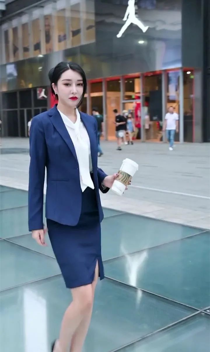 款款走来，好美的性感靓丽制服小姐姐