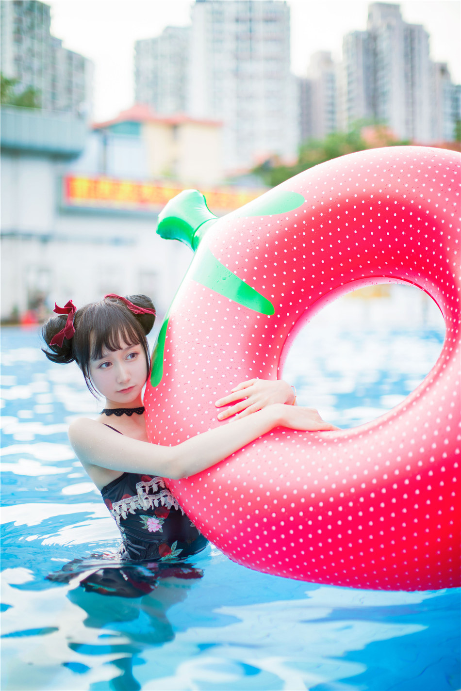 双丸子头可爱娇小玲珑美少女草莓紧身印花比基尼泳池写真图片