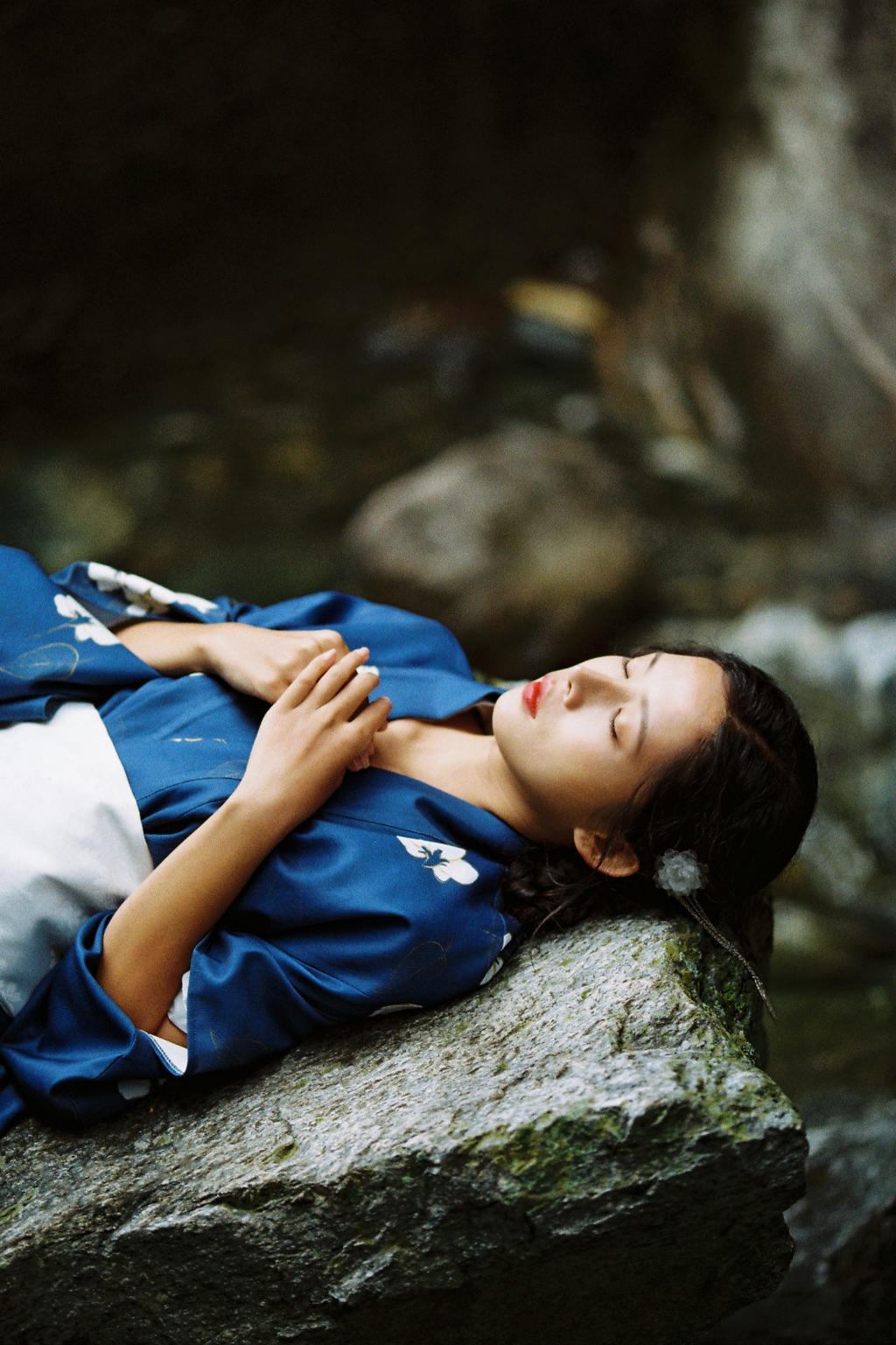 和服美女温婉古风河边嬉水摄影写真图片