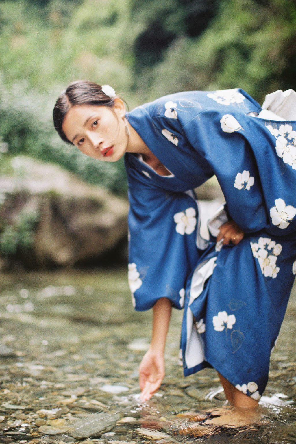 和服美女温婉古风河边嬉水摄影写真图片