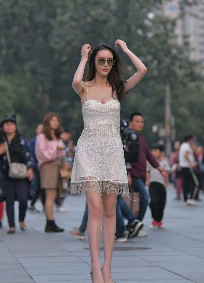 身材高挑，戴墨镜有气质的长发性感美女