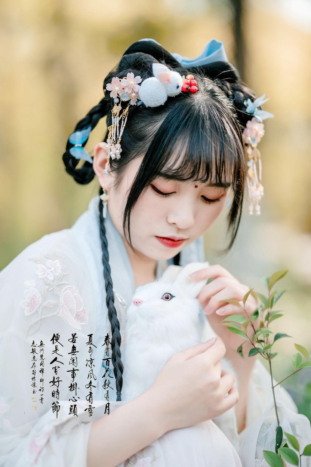 古装美女面若桃花身似扶柳写真图片