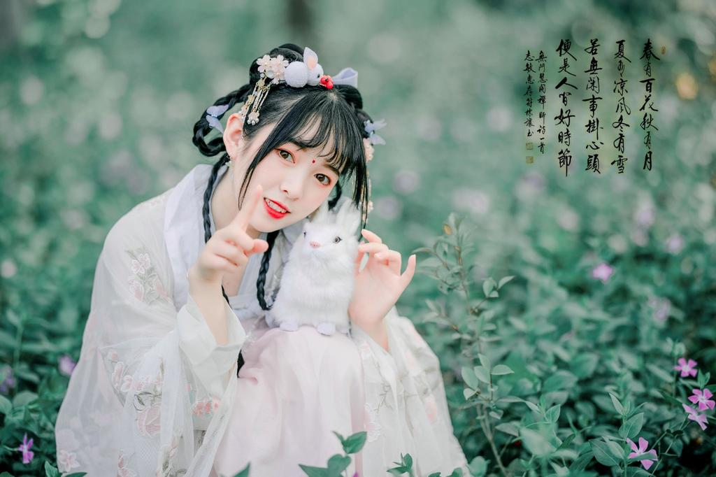 古装美女面若桃花身似扶柳写真图片