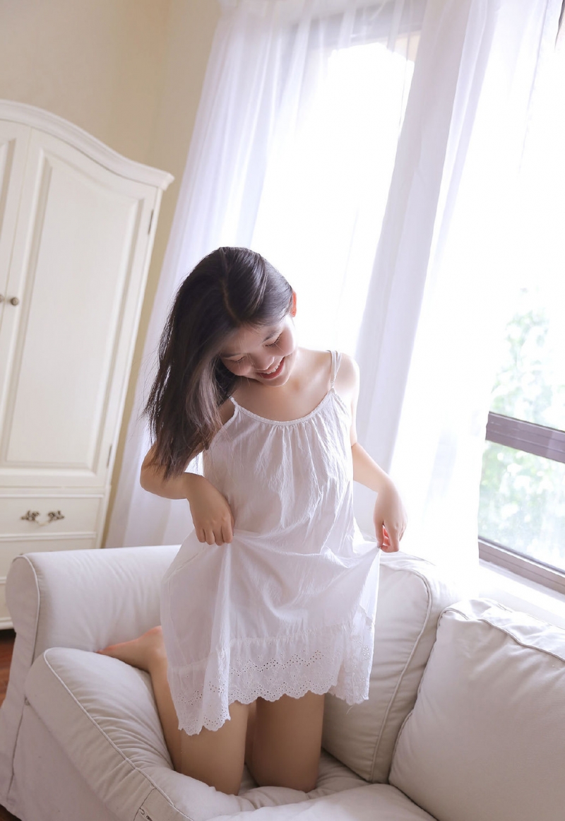 沙发少女吊带白裙慵懒随性写真