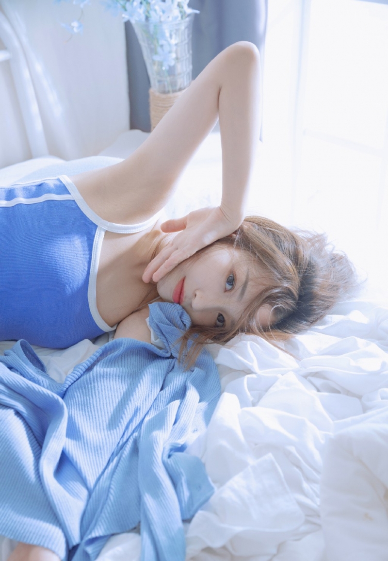 肤白吊带美女床上细腰美腿性感撩人写真图片