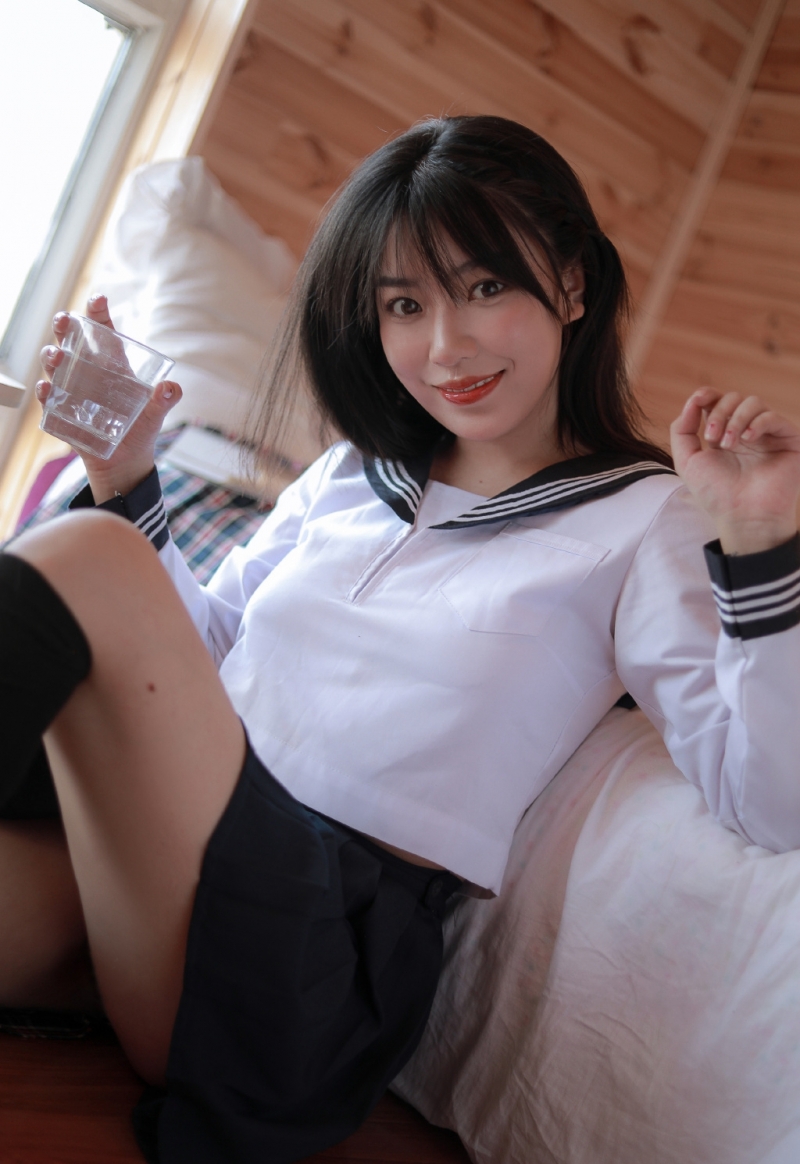 制服短裙美女床上吃蛋糕写真图片