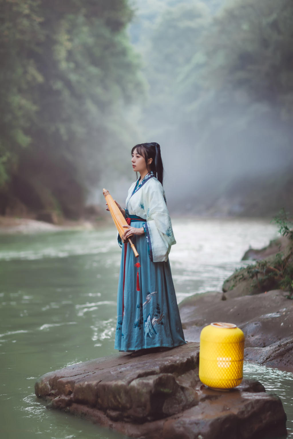 竹排上的汉服美女长发及腰摄影写真