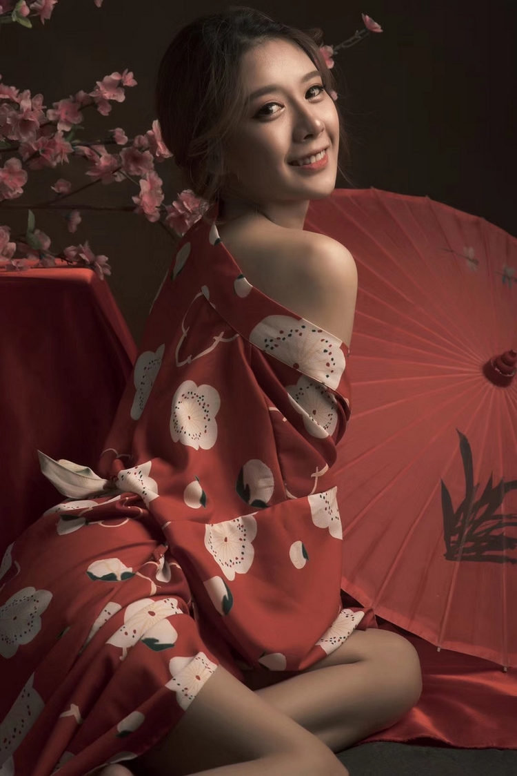 日本和服美女小露香肩性感写真图片