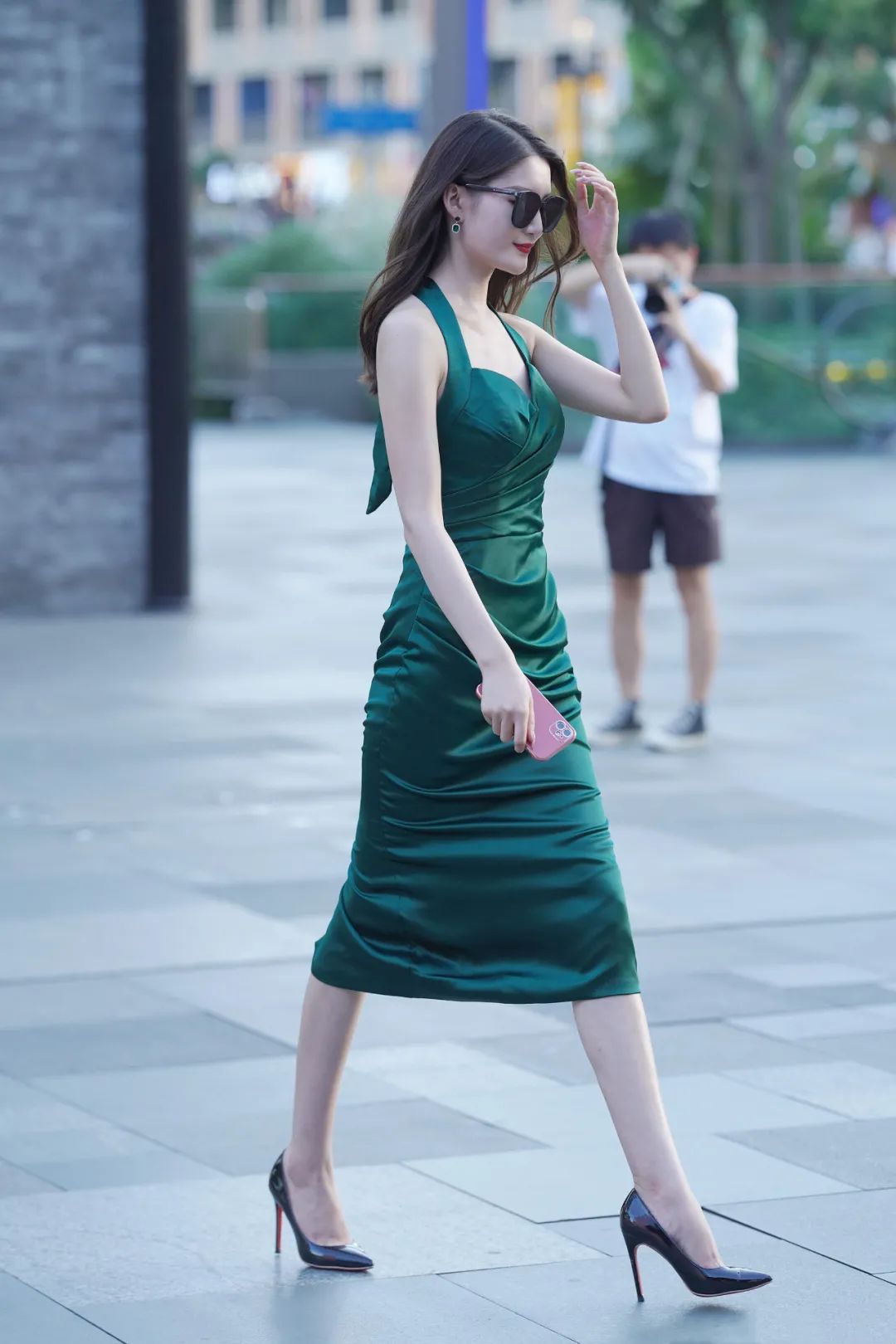 街拍穿墨绿裙的时尚气质美女