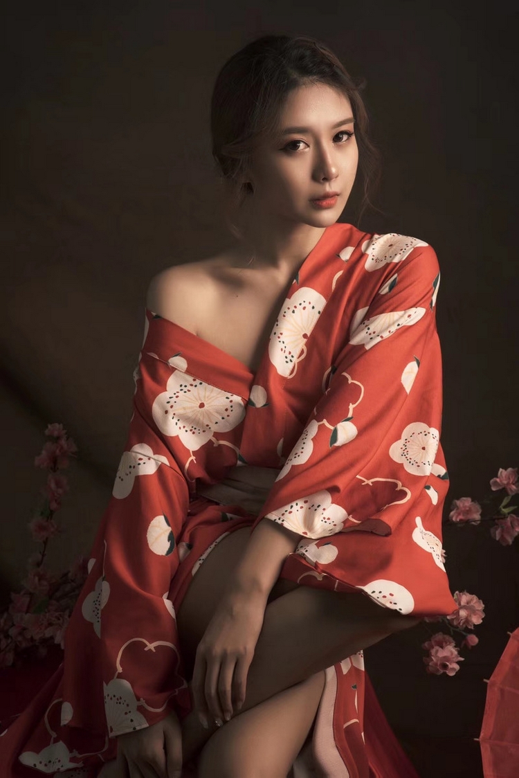 日本和服美女小露香肩性感写真图片