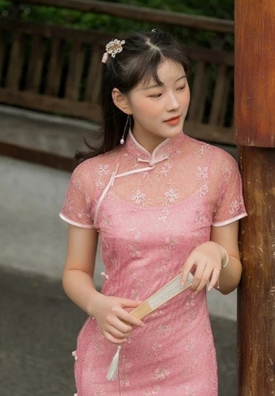 温婉娴静旗袍美女前凸后翘公园写真套图