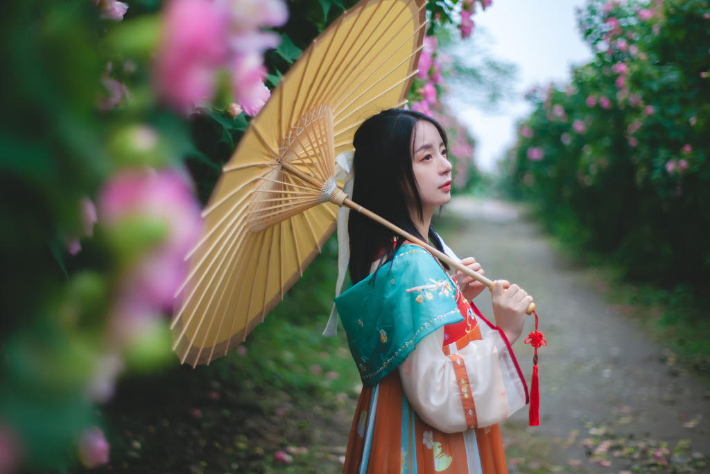 撑着油纸伞的汉服少女户外写真