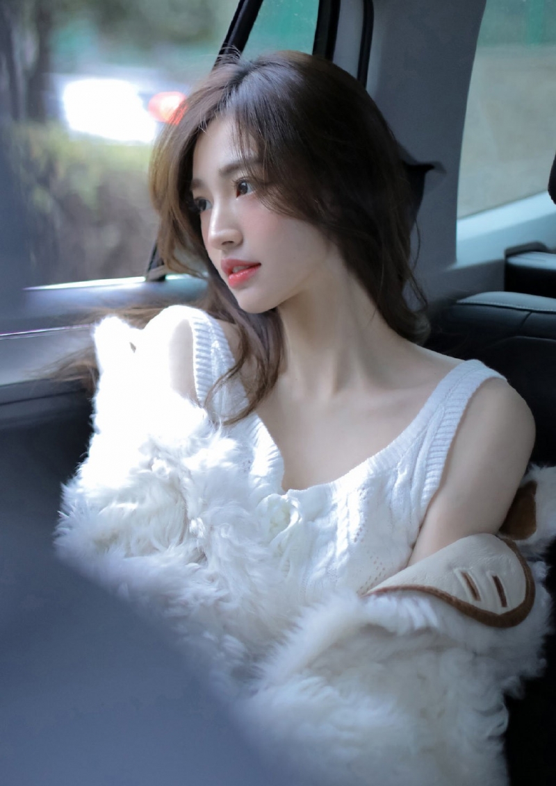 美女性感美颈香肩坐在车上拍的个人艺术照