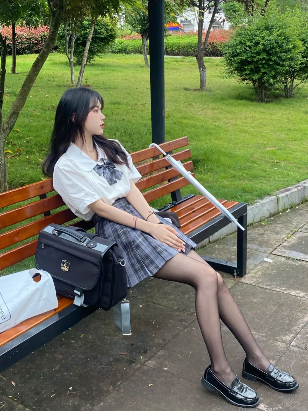 JK制服黑丝少女公园美腿写真，答应我一定要试试