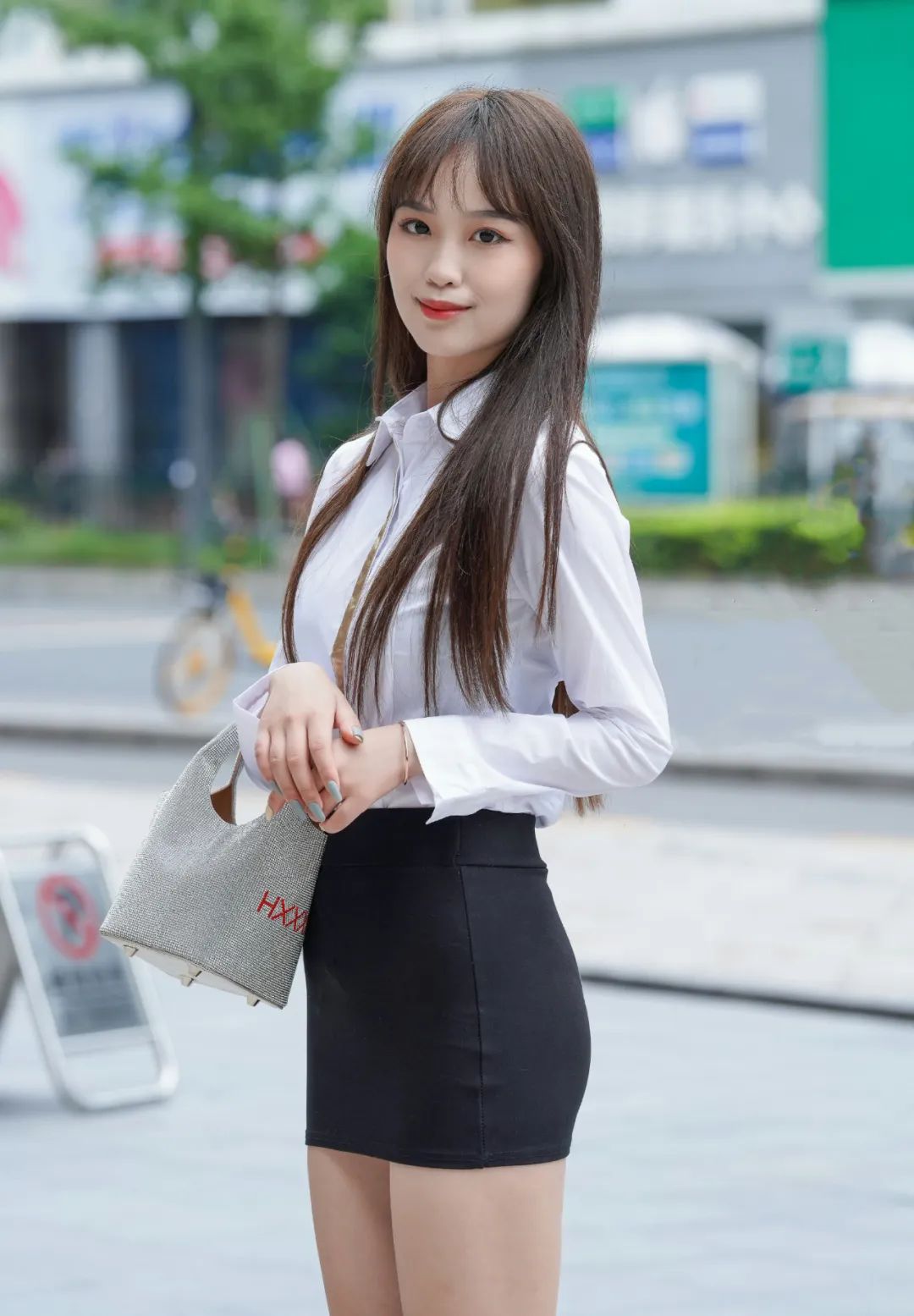穿短黑裙白衬衫高跟的时尚大长腿美女街拍图片