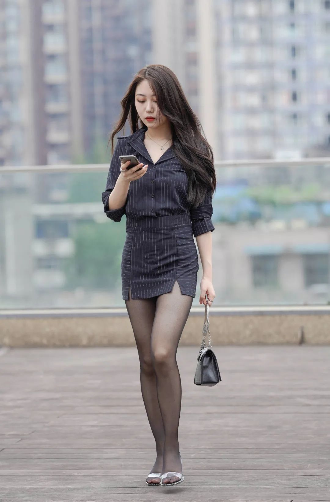 穿黑裙的时尚长腿黑丝美女