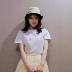 袁冰妍白色T恤搭配黄色纱裙清新文艺写真